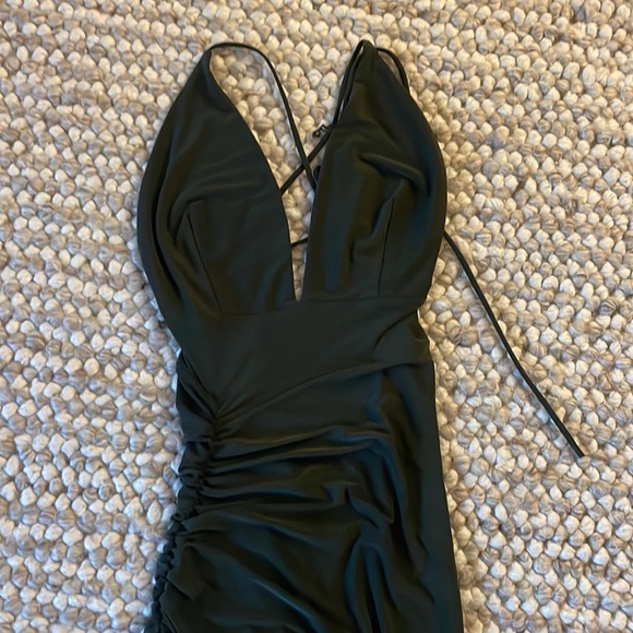 Olive green dress. Long a little above the ankles with a slit on the side - Picture 2 of 4